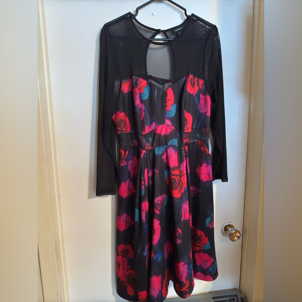 Floral dress from Torrid. Size 1. Worn once. Corset style. Mesh sleeves.